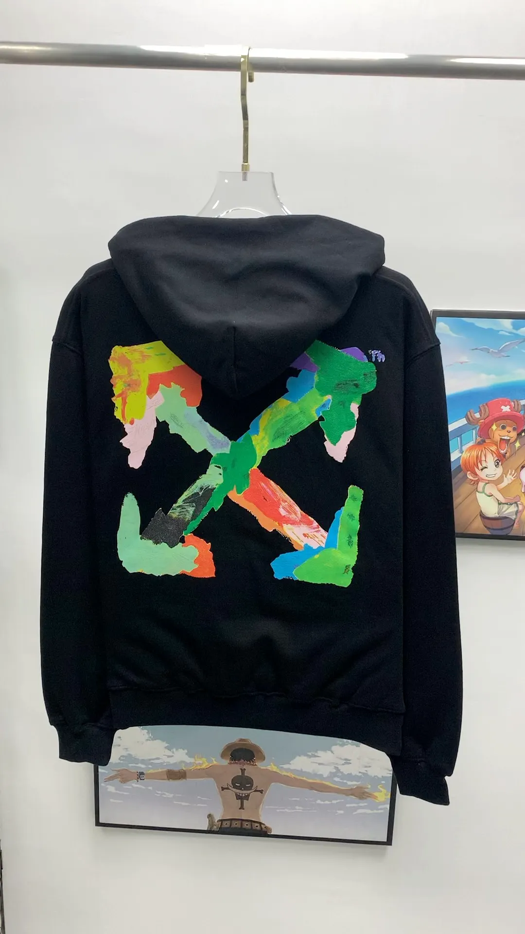 Real shot video on the back - [Launched] 23SS top tested version environmentally friendly series OFF WHITE OW environmentally friendly ink hand-painted color graffiti pure cotton loose unisex hoodie hooded sweatshirt This printing only took two months to make the board, the effect is explosive, can directly distinguish the market currency. I won’t introduce much else about this and go directly to the key points. The graffiti part of this printed tree adopts the screen scraping paint graffiti process. The craftsmanship is very realistic, and the foaming treatment on the printing surface is very good, just like the texture of the brush, it is very clear and the texture is smooth. Many versions on the market directly look at the pictures to make the pattern, without worrying about this detail. The color of the front chest is the new slogan of the small size, and the back is also different. The overall printing on our back has the same effect and the same foaming process, which feels very good to the touch and looks very layered! They are all framed by the classic and iconic large warning arrows. The black ones are lake green arrows, with a few white watery patterns added; the white ones are sky blue arrows.  The fabric is made of 460g double-ply double-yarn terry fabric. The fabric feels smooth and has full drape. Size: XS-L P:390